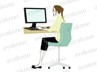 パソコンを操作している女性
