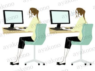 困った表情でパソコンを操作している女性