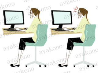 怒った表情でパソコンを操作している女性 