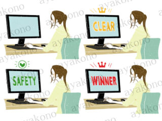 笑顔でパソコンを操作している女性